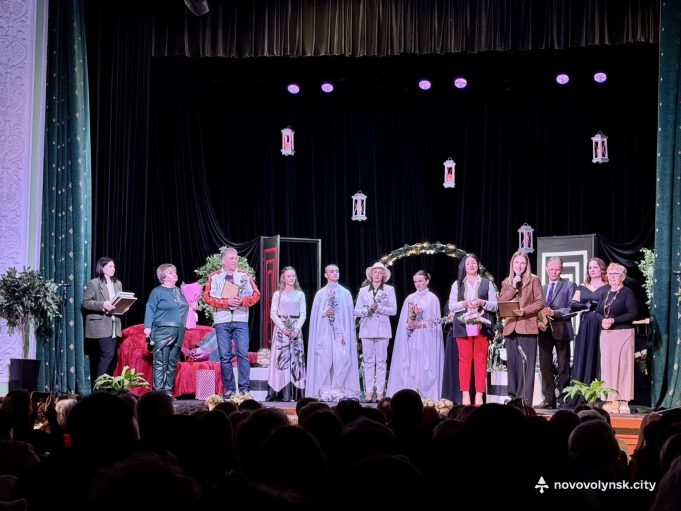 «Готель між двох світів»: прем’єра вистави до Міжнародного дня театру у Нововолинську «Готель-між-двох-світів»:-прем’єра-вистави-до-Міжнародного-дня-театру-у-Нововолинську