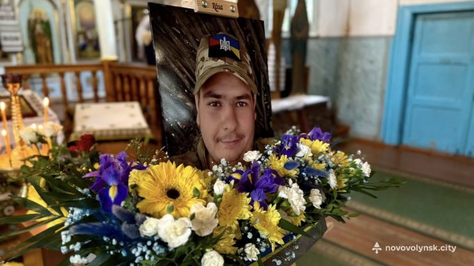 Нововолинськ попрощався з Героєм Юрієм Березовським Нововолинськ-попрощався-з-Героєм-Юрієм-Березовським