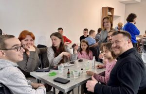 Творчість яка надихає: у Нововолинську діти з інвалідністю створюють свічки та мило Творчість-яка-надихає:-у-Нововолинську-діти-з-інвалідністю-створюють-свічки-та-мило