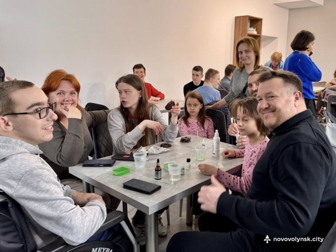 Творчість яка надихає: у Нововолинську діти з інвалідністю створюють свічки та мило Творчість-яка-надихає:-у-Нововолинську-діти-з-інвалідністю-створюють-свічки-та-мило