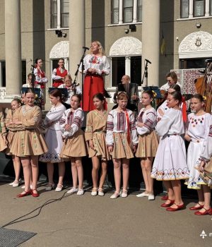 У-Нововолинську-відзначили-Великдень-благодійним-дійством-просто-неба
