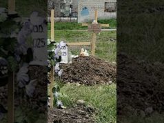 Стихійні захоронення цивільних у Покровську (ВІДЕО) Стихійні захоронення цивільних у Покровську (ВІДЕО)