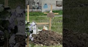 Стихійні захоронення цивільних у Покровську (ВІДЕО) Стихійні захоронення цивільних у Покровську (ВІДЕО)