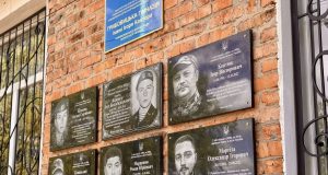 На фасаді Грибовицької гімназії відкрили меморіальні дошки Захисникам На-фасаді-Грибовицької-гімназії-відкрили-меморіальні-дошки-Захисникам