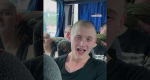 Заспівав «Червону калину» у дорозі з полону (ВІДЕО) Заспівав «Червону калину» у дорозі з полону (ВІДЕО)