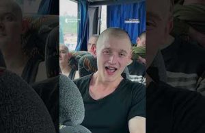 Заспівав «Червону калину» у дорозі з полону (ВІДЕО) Заспівав «Червону калину» у дорозі з полону (ВІДЕО)