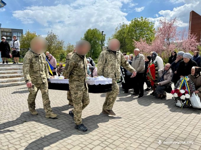 Нововолинська громада попрощалася із Захисником України Нововолинська-громада-попрощалася-із-Захисником-України