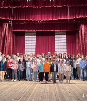 У-Нововолинську-дітям-полеглих-Захисників-України-подарували-кулони-«Батьківське-серце»