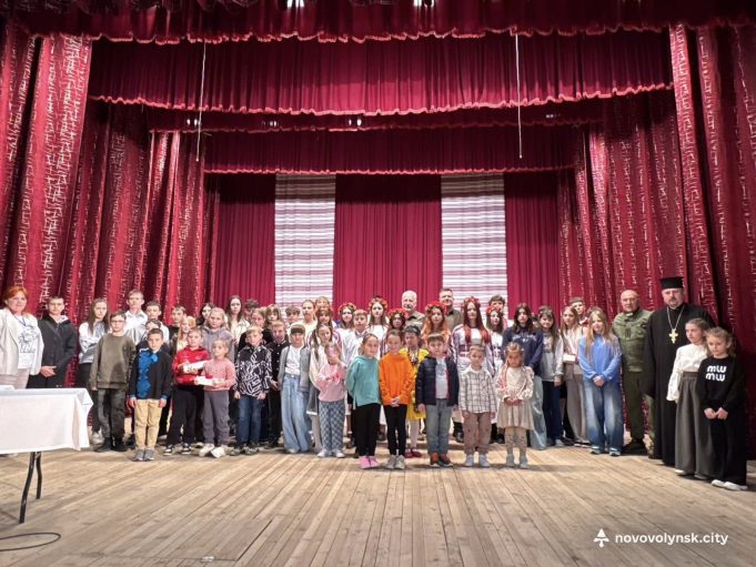 У Нововолинську дітям полеглих Захисників України подарували кулони «Батьківське серце» У-Нововолинську-дітям-полеглих-Захисників-України-подарували-кулони-«Батьківське-серце»