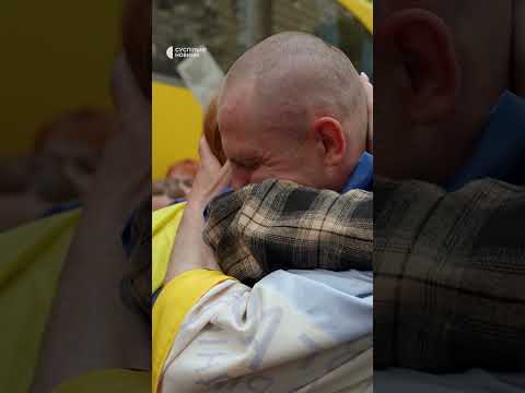 Перші обійми після полону (ВІДЕО) Перші обійми після полону (ВІДЕО)