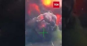 Біля кордону тисячі окупантів! Росіяни атакують Сумщину! (ВІДЕО) Біля кордону тисячі окупантів! Росіяни атакують Сумщину! (ВІДЕО)