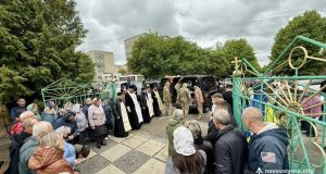 Місто попрощалося з Героєм Максимом Єгоровим Ще один скорботний день в історії Нововолинської громади. Місто попрощалося з Героєм Максимом Єгоровим. Він поклав своє життя на вівтар свободи нашої держави. Максим захищав Україну від початку повномасштабного вторгнення. Відважно та незламно. На жаль, війна забрала його життя. Забрала в дружини чоловіка, у двох дітей - батька. Розділяємо біль їхньої втрати і глибоко сумуємо всією громадою. Молимося за спокій душі Максима і доземно вклоняємося йому за безцінний подвиг. Вічна памʼять Герою!