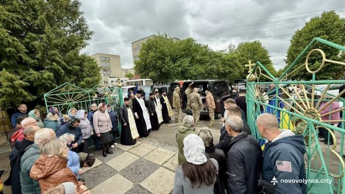 Місто попрощалося з Героєм Максимом Єгоровим Ще один скорботний день в історії Нововолинської громади. Місто попрощалося з Героєм Максимом Єгоровим. Він поклав своє життя на вівтар свободи нашої держави. Максим захищав Україну від початку повномасштабного вторгнення. Відважно та незламно. На жаль, війна забрала його життя. Забрала в дружини чоловіка, у двох дітей - батька. Розділяємо біль їхньої втрати і глибоко сумуємо всією громадою. Молимося за спокій душі Максима і доземно вклоняємося йому за безцінний подвиг. Вічна памʼять Герою!