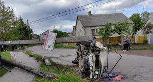 Жахлива ДТП в районі Хлібзаводу! ВАЗ зніс залізобетонну опору ЛЕП! (ВІДЕО) Жахлива ДТП в районі Хлібзаводу! ВАЗ зніс залізобетонну опору ЛЕП! (ВІДЕО)