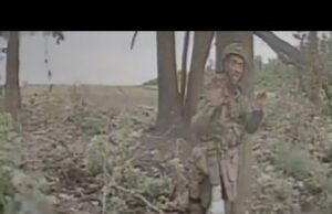 Фпв-дрон бере в полон хробака. Пілотує Герой України «Пейн» команди «Кліма-team» 414 «Птахи Мадяра» (ВІДЕО) Фпв-дрон бере в полон хробака. Пілотує Герой України «Пейн» команди «Кліма-team» 414 «Птахи Мадяра» (ВІДЕО)