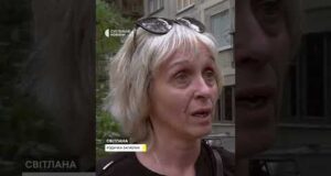 Приносять квіти до зруйноваго будинку в Києві (ВІДЕО) Приносять квіти до зруйноваго будинку в Києві (ВІДЕО)