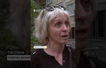 Приносять квіти до зруйноваго будинку в Києві (ВІДЕО) Приносять квіти до зруйноваго будинку в Києві (ВІДЕО)