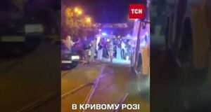 ТРАМВАЙ РОЗІГНАВСЯ ДО ШАЛЕНОЇ ШВИДКОСТІ і зупинило його лише ДЕРЕВО! Є ПОРАНЕНІ (ВІДЕО) ТРАМВАЙ РОЗІГНАВСЯ ДО ШАЛЕНОЇ ШВИДКОСТІ і зупинило його лише ДЕРЕВО! Є ПОРАНЕНІ (ВІДЕО)