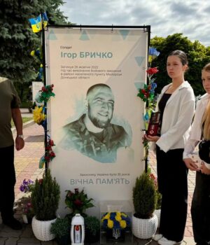 У-Нововолинську-вручили-посмертну-нагороду-родині-загиблого-Героя-Ігоря-Бричка У-Нововолинську-вручили-посмертну-нагороду-родині-загиблого-Героя-Ігоря-Бричка