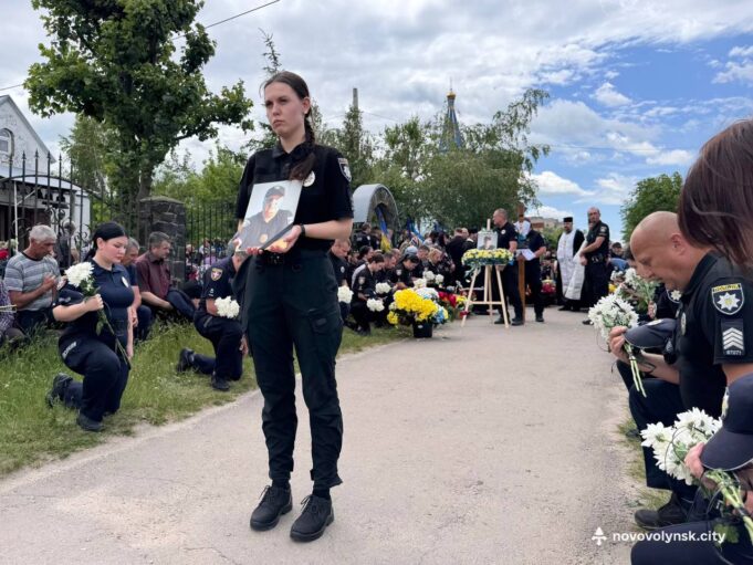 Місто попрощалося із полеглим Захисником України Сергієм Тлумачем Місто-попрощалося-із-полеглим-Захисником-України-Сергієм-Тлумачем