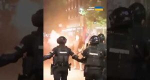 Протести в Сербії: барикади, сльозогінний газ і десятки затриманих (ВІДЕО) Протести в Сербії: барикади, сльозогінний газ і десятки затриманих (ВІДЕО)