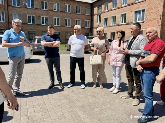 Візит у міську лікарню: Нововолинські депутати ознайомились з оновленнями Візит-у-міську-лікарню:-Нововолинські-депутати-ознайомились-з-оновленнями