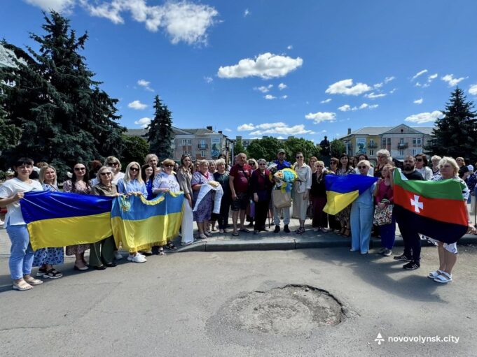 Нововолинці зустріли звільненого з полону Захисника Юрія Верхося Нововолинці-зустріли-звільненого-з-полону-Захисника-Юрія-Верхося