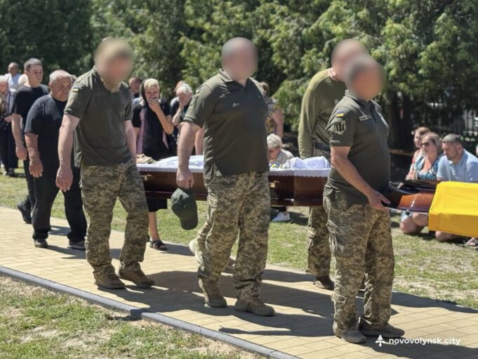 Нововолинська громада попрощалася із Захисником Олегом Мартинюком Нововолинська-громада-попрощалася-із-Захисником-Олегом-Мартинюком