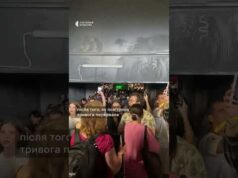 Люди співають в укритті, бо повітряна тривога перервала фестиваль (ВІДЕО) Люди співають в укритті, бо повітряна тривога перервала фестиваль (ВІДЕО)