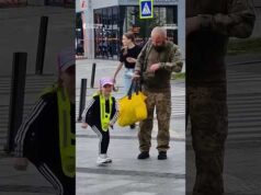 Діти підходять до військових, аби подякувати (ВІДЕО) Діти підходять до військових, аби подякувати (ВІДЕО)