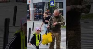 Діти підходять до військових, аби подякувати (ВІДЕО) Діти підходять до військових, аби подякувати (ВІДЕО)