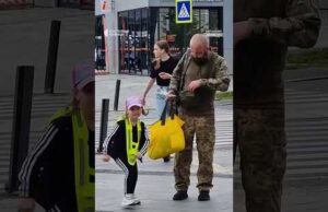 Діти підходять до військових, аби подякувати (ВІДЕО) Діти підходять до військових, аби подякувати (ВІДЕО)