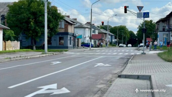 У Нововолинську триває процес нанесення дорожньої розмітки У-Нововолинську-триває-процес-нанесення-дорожньої-розмітки