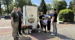 Сім’ї полеглого Героя з Нововолинська Дмитра Аршуліка вручили його посмертні нагороди Сім’ї-полеглого-Героя-з-Нововолинська-Дмитра-Аршуліка-вручили-його-посмертні-нагороди