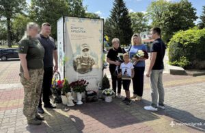 Сім’ї полеглого Героя з Нововолинська Дмитра Аршуліка вручили його посмертні нагороди Сім’ї-полеглого-Героя-з-Нововолинська-Дмитра-Аршуліка-вручили-його-посмертні-нагороди