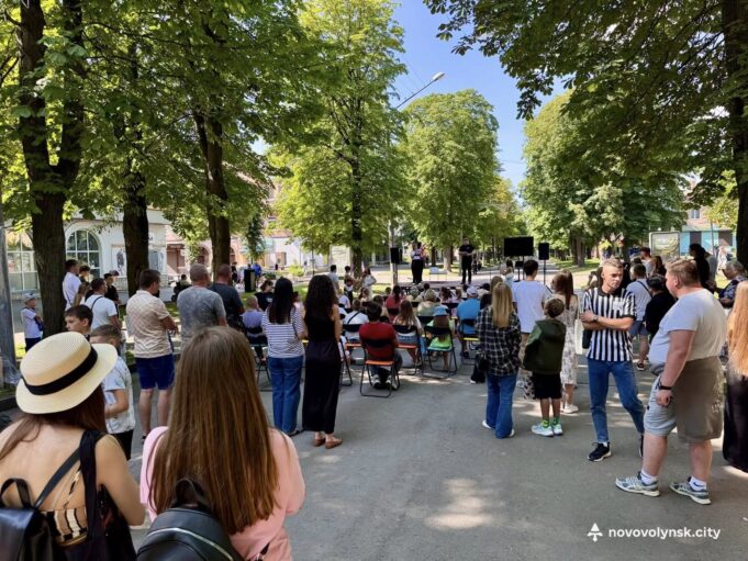 Молодіжний двіж на бульварі Шевченка у Нововолинську: фоторепортаж Молодіжний-двіж-на-бульварі-Шевченка-у-Нововолинську:-фоторепортаж