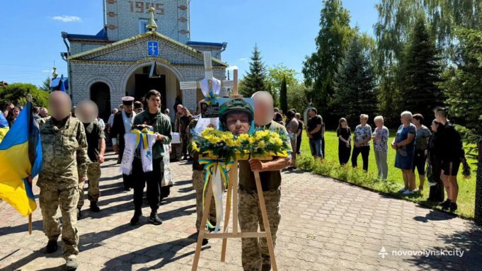 Нововолинська громада попрощалася з Героям Павлом Молодшим Нововолинська-громада-попрощалася-з-Героям-Павлом-Молодшим