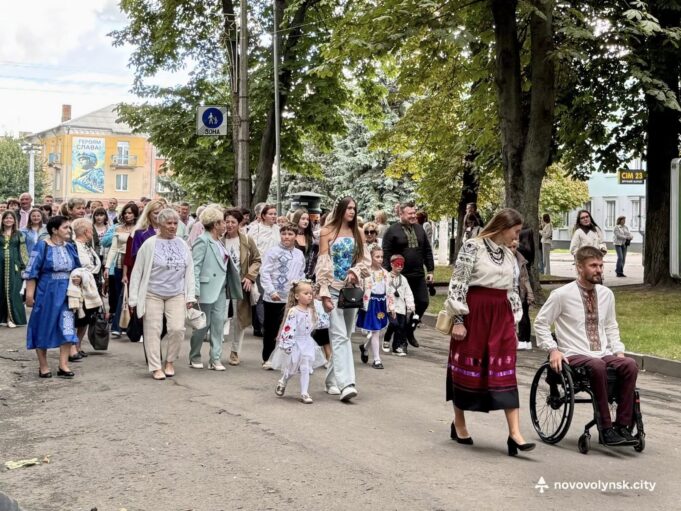 До Дня Незалежності у Нововолинську відбулася традиційна хода у вишиванках До-Дня-Незалежності-у-Нововолинську-відбулася-традиційна-хода-у-вишиванках