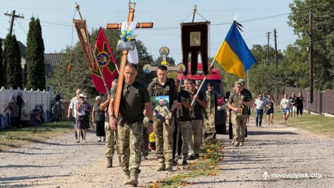 Сьогодні Нововолинська громада прощалася з Героєм — прикордонником Олександром Герасимчуком https://scontent-waw2-2.xx.fbcdn.net/v/t39.30808-6/533600813_1104418118543141_4934790071231427040_n.jpg?_nc_cat=107&ccb=1-7&_nc_sid=833d8c&_nc_ohc=8gUSYs5fSW8Q7kNvwHVefhY&_nc_oc=AdlkK65QxxdxWNokPGddYhPPmPVJk5HOYYDUA4L3mngTCnhdsxsMGBxRR1u2W4caTEM&_nc_zt=23&_nc_ht=scontent-waw2-2.xx&_nc_gid=dhR6ze9cUMOedLwagjxIrw&oh=00_AfU16fDCGzM-hbnuDVQTho0OY3g6jYbRnCHtZFB5J_S8BA&oe=68A7A846