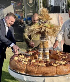 У-Нововолинську-презентували-рекордний-калач У-Нововолинську-презентували-рекордний-калач