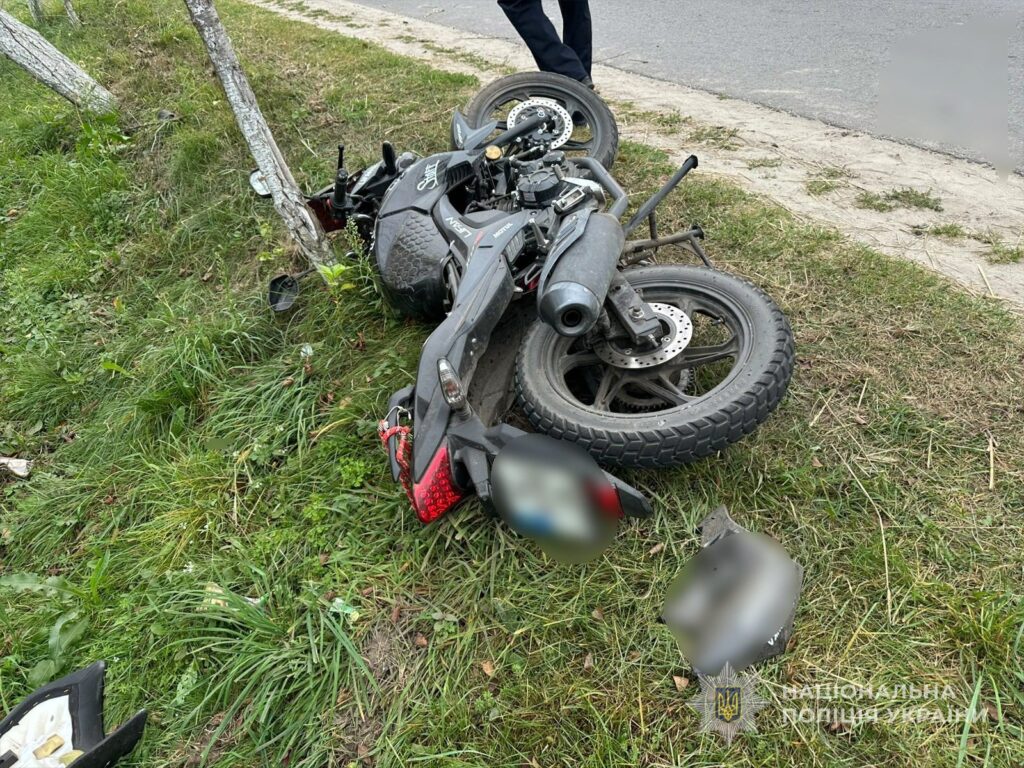 На-Волині-16-річний-юнак-на-мотоциклі-зіткнувся-з-деревом.-Він-у-реанімації