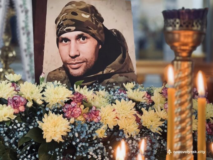 Нововолинська громада попрощалася з Героєм Антоном Ананьїним Нововолинська-громада-попрощалася-з-Героєм-Антоном-Ананьїним