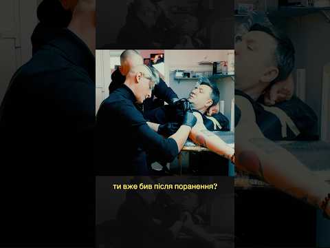 Військовий наосліп бʼє тату @SergiiIvanov: “Руки ніколи не забудуть” (ВІДЕО) Військовий наосліп бʼє тату @SergiiIvanov: “Руки ніколи не забудуть” (ВІДЕО)