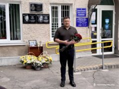 Шана військовим медикам: на фасаді Нововолинського Центру ПМСД встановили меморіальні дошки Шана-військовим-медикам:-на-фасаді-Нововолинського-Центру-ПМСД-встановили-меморіальні-дошки