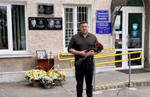 Шана військовим медикам: на фасаді Нововолинського Центру ПМСД встановили меморіальні дошки Шана-військовим-медикам:-на-фасаді-Нововолинського-Центру-ПМСД-встановили-меморіальні-дошки