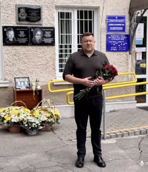 Шана-військовим-медикам:-на-фасаді-Нововолинського-Центру-ПМСД-встановили-меморіальні-дошки Шана-військовим-медикам:-на-фасаді-Нововолинського-Центру-ПМСД-встановили-меморіальні-дошки