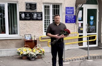 Шана військовим медикам: на фасаді Нововолинського Центру ПМСД встановили меморіальні дошки Шана-військовим-медикам:-на-фасаді-Нововолинського-Центру-ПМСД-встановили-меморіальні-дошки