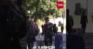“ОБЛІПИЛИ” ЖУРНАЛІСТА ТСН! Хасиди в Україні веселяться, як можуть! (ВІДЕО) “ОБЛІПИЛИ” ЖУРНАЛІСТА ТСН! Хасиди в Україні веселяться, як можуть! (ВІДЕО)