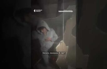 Вибрались зі зруйнованого будинку (ВІДЕО) Вибрались зі зруйнованого будинку (ВІДЕО)