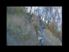 “Та поки точиться війна, за хробака одна ціна”. Здачу на касі роздають пілоти 414 бр... “Та поки точиться війна, за хробака одна ціна”. Здачу на касі роздають пілоти 414 бр...
